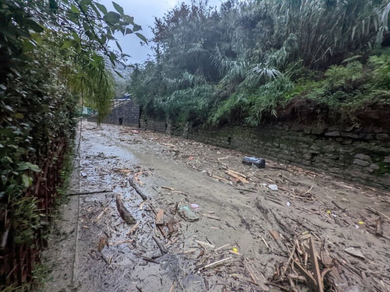 義大利媒體26日報導，義國南部伊斯契亞島北部小鎮卡薩米喬拉泰爾梅因大雨引發一場土石流。（路透社）