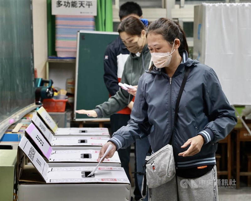 圖為民眾26日上午前往新北市永和區秀朗國小投票所投票。中央社記者張皓安攝 111年11月26日