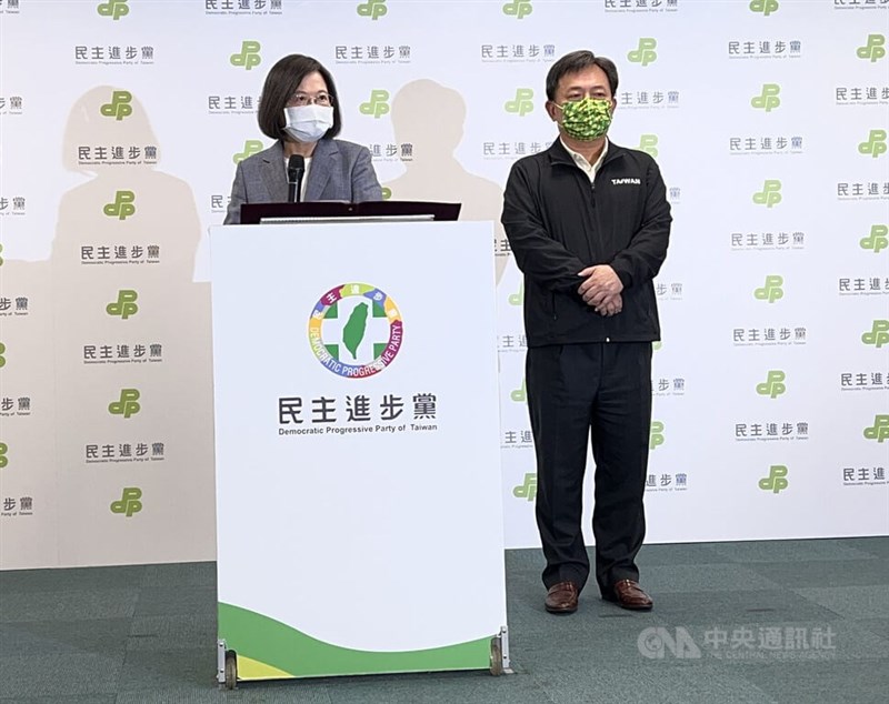 民進黨主席蔡英文(左)26日晚間舉行記者會指出,這次九合一選舉成績不如預期,她虛心接受選舉結果與台灣人民的決定,身為執政黨主席,她即刻辭去黨主席一職,承擔所有責任。中央社記者鄭傑文攝 111年11月26日