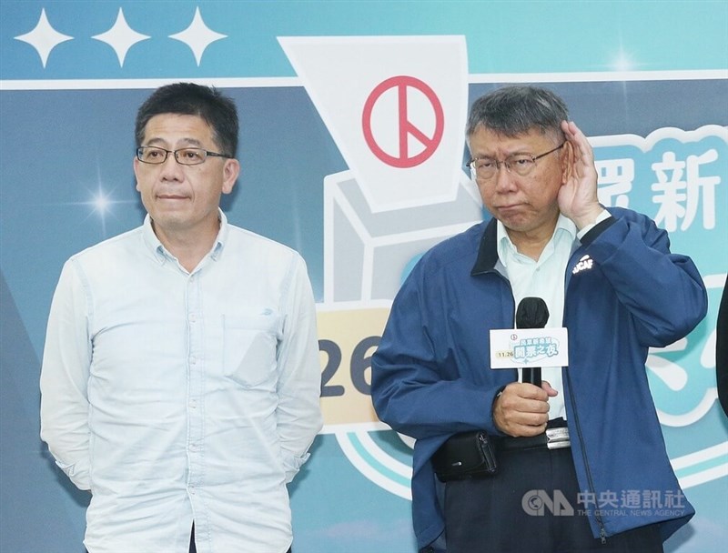民眾黨主席、台北市長柯文哲（右）與民眾黨幹部26日晚間針對九合一選舉結果出席記者會，有媒體提問他的下一步。中央社記者郭日曉攝 111年11月26日