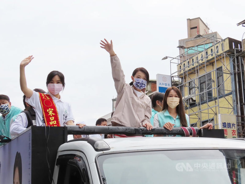 新竹市長當選人高虹安（前中）27日進行車隊掃街謝票，她表示，將盡快拜會議員當選人，不分顏色、黨派，謙卑溝通，相信市府若提出好政策，議員都會支持。中央社記者魯鋼駿攝  111年11月27日