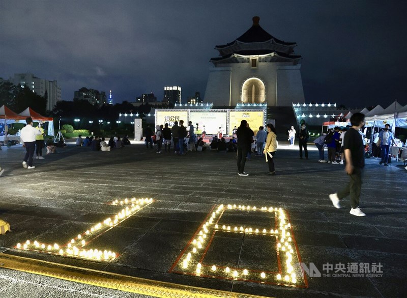 台灣少年權益與福利促進聯盟等團體26日晚間在台北中正紀念堂民主大道舉行記者會，對於18歲公民權修憲複決案開票結果未過門檻表達遺憾。中央社記者張皓安攝 111年11月26日