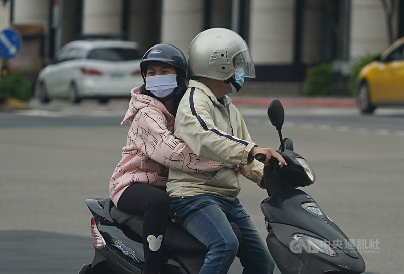圖為台北市松山區，民眾上午騎車穿上防風、保暖外套。（中央社檔案照片）