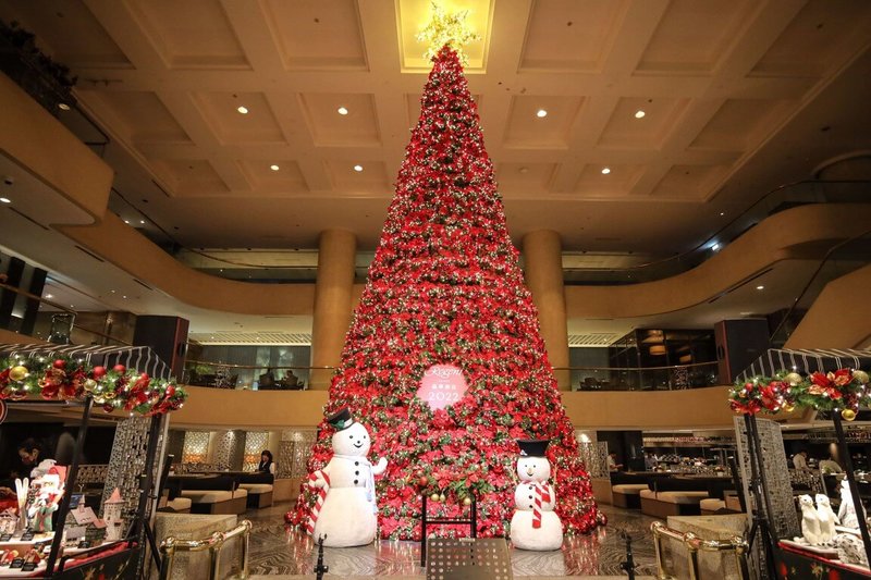 耶誕節將至，為增添節慶氣氛，台北晶華酒店1樓中庭的耶誕樹日前點燈，總高近15公尺，樹上滿綴著2萬7000顆LED燈泡。（台北晶華酒店提供）中央社記者余曉涵傳真 111年11月27日