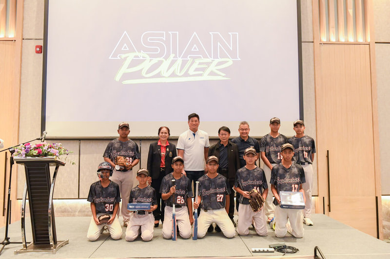 亞洲棒球總會會長辜仲諒（後排左3）27日捐贈泰國青少棒球員頭盔、球棒及手套等棒球相關設備，希望讓孩子們藉由棒球建立信心、找到翻轉人生的機會。（亞洲棒球總會提供）中央社記者呂欣憓曼谷傳真  111年11月27日