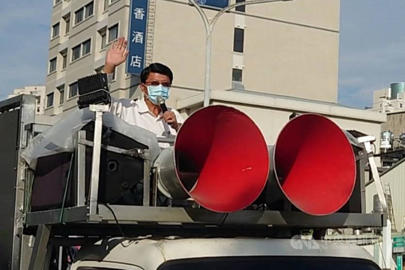 競選失利的國民黨台南市長候選人謝龍介（圖）27日下午展開7天謝票行程，在宣傳車上用擴音器向民眾致謝，並將到各行政區的47間廟宇祈福。中央社記者楊思瑞攝  111年11月27日