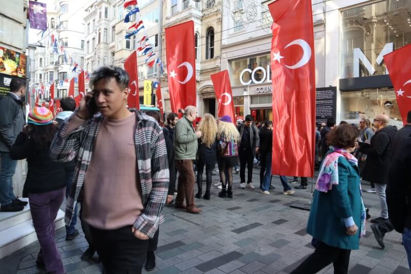 伊斯坦堡獨立大街13日發生爆炸案，隔天人車交錯，運作如常。圖攝於11月14日。中央社記者鍾佑貞伊斯坦堡攝 111年11月27日