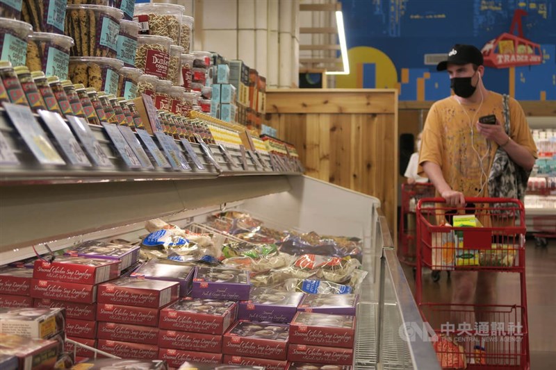 美國通貨膨脹速度放緩，11月消費者物價指數（CPI）年增7.1%，低於預估。圖為美國紐約民眾在曼哈頓中城一間超市購物。（中央社檔案照片）