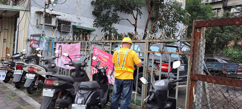 九合一選舉落幕，台北市環保局26日起出動各區清潔隊員，將懸掛在公共設施上的競選旗幟、布條等廣告物幾乎拆除完畢。（台北市環保局提供）中央社記者陳昱婷傳真  111年11月27日