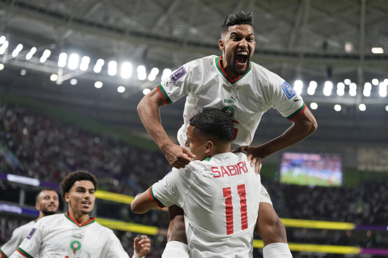 摩洛哥27日在2022卡達世界盃足球賽以2比0擊退比利時，隊史第3勝到手。圖為摩洛哥球員開心慶祝。（美聯社）