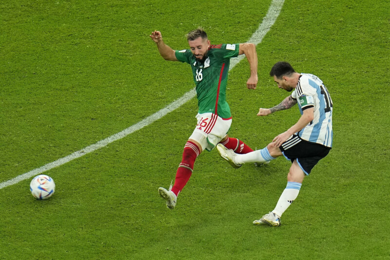 阿根廷26日擊敗墨西哥後在休息室瘋狂慶祝。曝光的影片中，梅西疑似踢到一件墨西哥球衣，引來墨國拳王阿爾瓦雷茲的不滿。圖為梅西（右）對上墨西哥時替球隊踢進第1球。（美聯社）