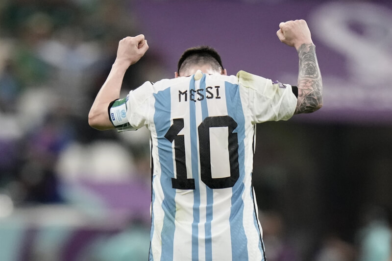 梅西因率阿根廷闖進世足冠軍戰成為全世界所有球迷目光焦點，也讓他背號10號的阿根廷球衣在全球賣到斷貨。圖為阿根廷11月26日以2比0擊退墨西哥，梅西雙手握拳慶祝。（美聯社）