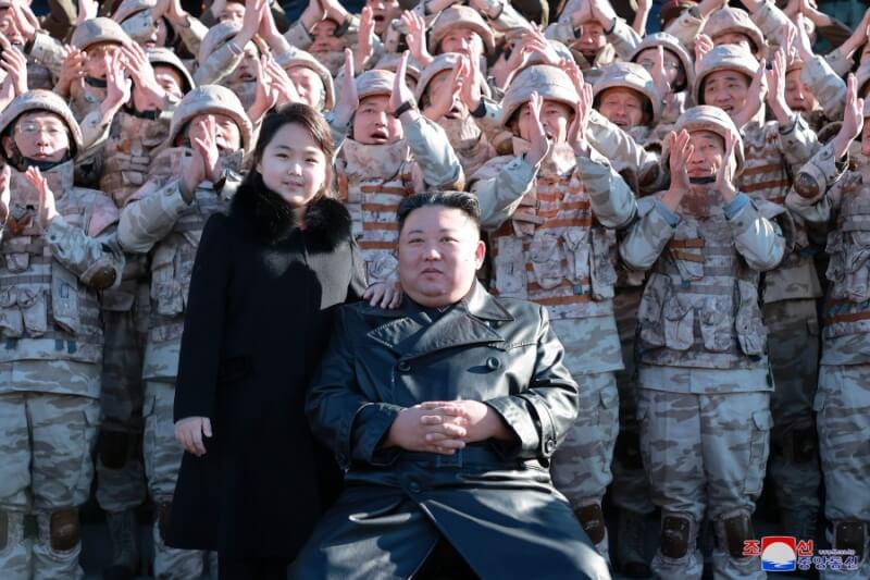 北韓領導人金正恩（前右）日前首次與女兒金朱愛（前左）一同在官方照片亮相，北韓官媒27日再刊出兩人與開發飛彈有功者合照。（圖取自北韓中央通信社網頁kcna.kp）