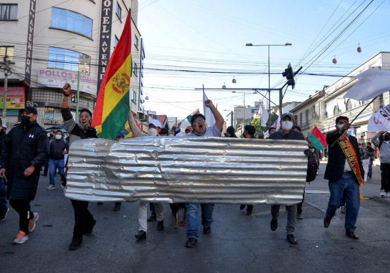 圖為10月27日玻利維亞示威者上街抗議。（路透社）