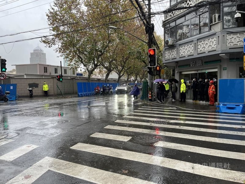 經過連續兩天群聚抗議活動後，28日，上海市烏魯木齊中路兩側沿途可見已經架設藍色路障，長約600公尺，現場見警率大增，平均每個街口都有安排警力。中央社記者李雅雯上海攝 111年11月28日