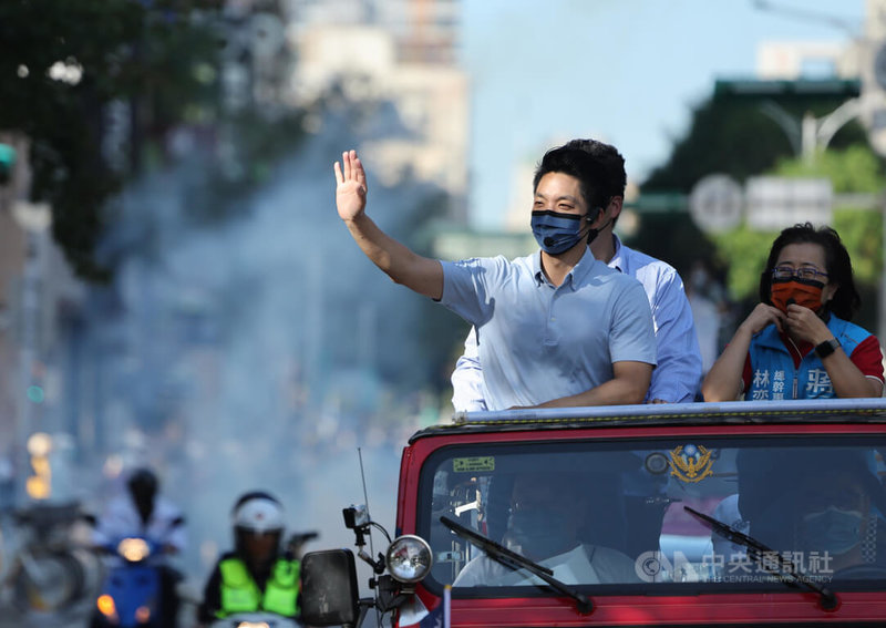 國民黨台北市長候選人蔣萬安（前左）勝選，28日上午進行車隊掃街謝票。中央社記者王飛華攝  111年11月28日