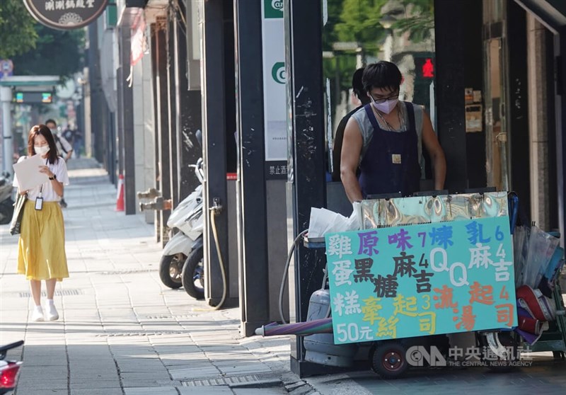 國發會28日公布10月景氣燈號，連續第2個月亮出代表「趨弱」的黃藍燈。圖為台北市中山區街頭小販。中央社記者鄭傑文攝 111年11月28日