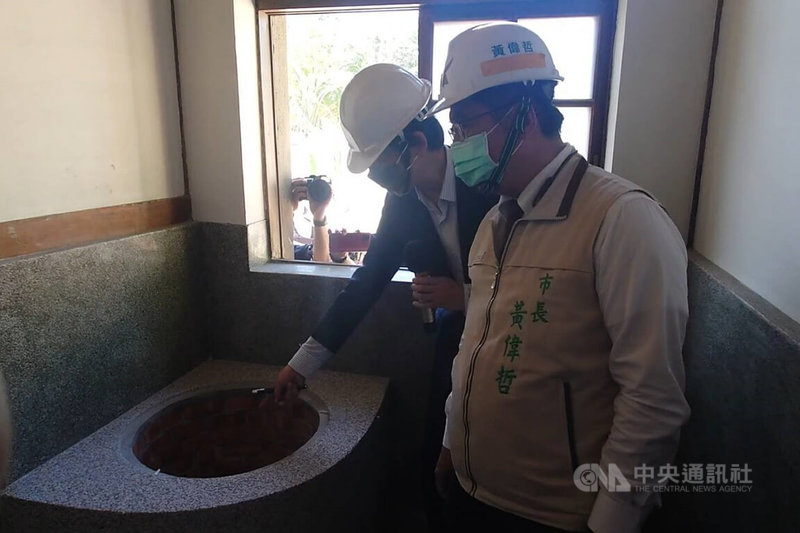 台南市長黃偉哲(右)28日視察「市定古蹟原日軍步兵第二聯隊官舍群」修復工程,參觀早年用來泡澡的衛浴設施。中央社記者楊思瑞攝 111年11月28日