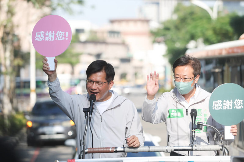 九合一選舉落幕，民進黨新北市長候選人林佳龍（左）28日在新北市板橋區展開車隊掃街謝票，由同黨立委張宏陸（右）陪同感謝選民支持。中央社記者王騰毅攝  111年11月28日