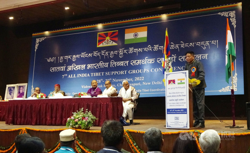 為期兩天的「第7屆全印度支持西藏組織大會」，28日起在德里召開。圖為藏人行政中央司政邊巴次仁（右）發表開幕演說。中央社記者林行健德里攝  111年11月28日