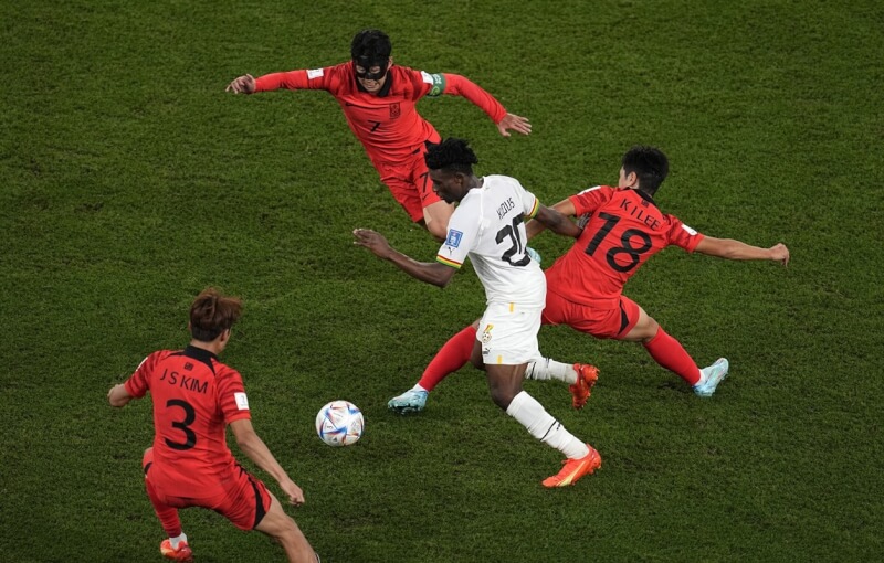 世界盃足球賽28日進行H組賽事，迦納靠著庫杜斯（白衣者）梅開二度，以3比2擊敗韓國。（美聯社）