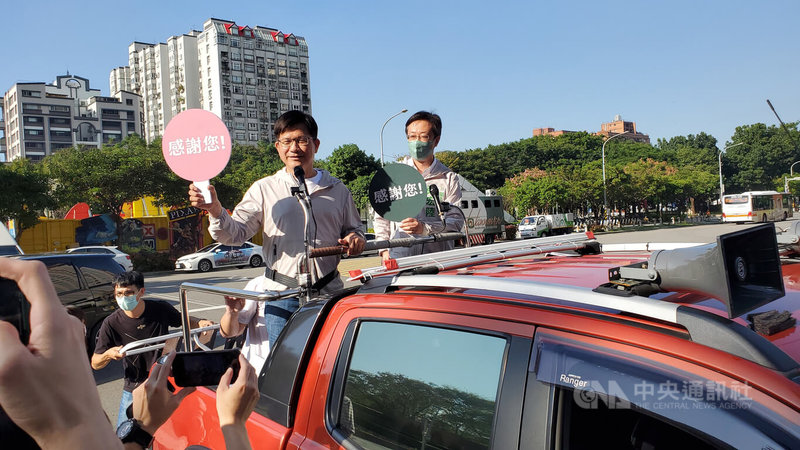 代表民進黨參選新北市長失利的林佳龍（車上左）28日起展開3天的車隊謝票行程，感謝選民的支持。中央社記者王鴻國攝 111年11月28日