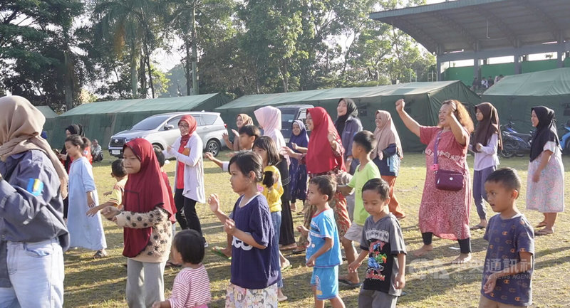 印尼地震後，席安約鎮（Cianjur）安置中心有多名志工帶領小朋友做早操。中央社記者李宗憲西爪哇攝  111年11月28日