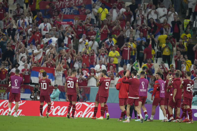 國際足總對塞爾維亞足協展開紀律處分程序，因塞爾維亞隊24日輸給巴西前，在更衣室懸掛一面描繪科索沃的爭議性旗幟。圖為塞爾維亞球員24日賽後向觀眾致意。（美聯社）
