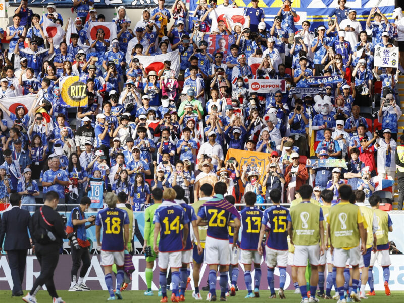 日本27日在2022卡達世界盃足球賽小組賽第2戰出戰哥斯大黎加，場邊日本球迷為球員加油。（共同社）