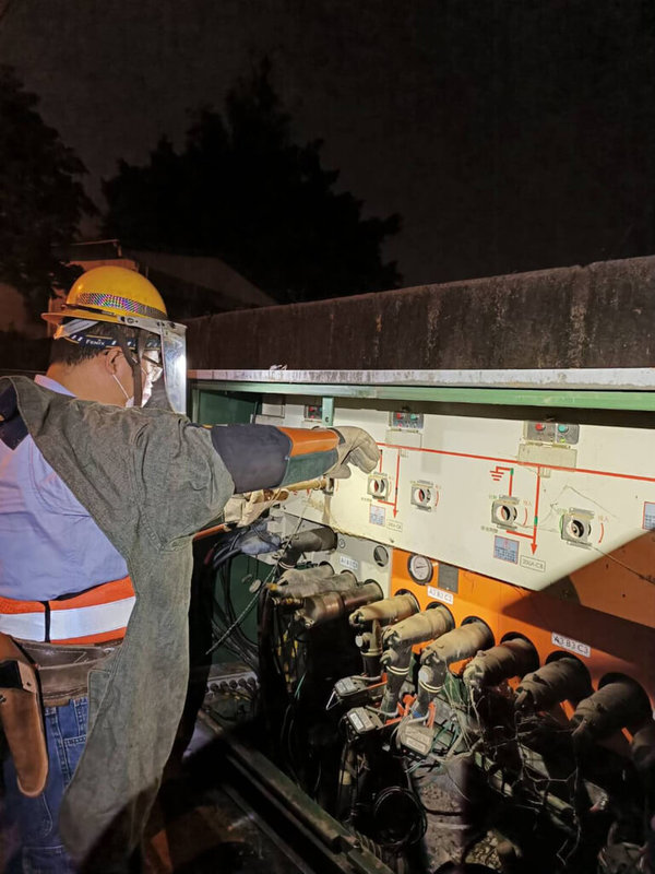 台中市北屯區東山路一帶28日晚間停電，約4300戶受影響，台電人員在變電箱搶修隔離故障點，晚間9時44分全面復電。（台電提供）中央社記者趙麗妍傳真  111年11月28日