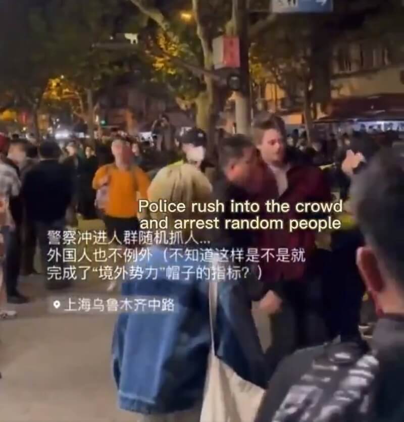 BBC記者勞倫斯27日在上海採訪反封控示威時，遭到中國警察逮捕與毆打，數小時後才被釋放。（圖取自twitter.com/TGTM_Official）