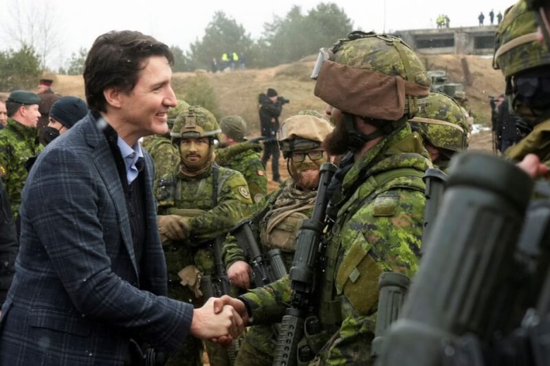加拿大27日推出新的印太戰略，矢言投入更多資源應對中國。圖為加拿大總理杜魯道（左）3月訪問駐拉脫維亞的加國軍隊。（路透社）