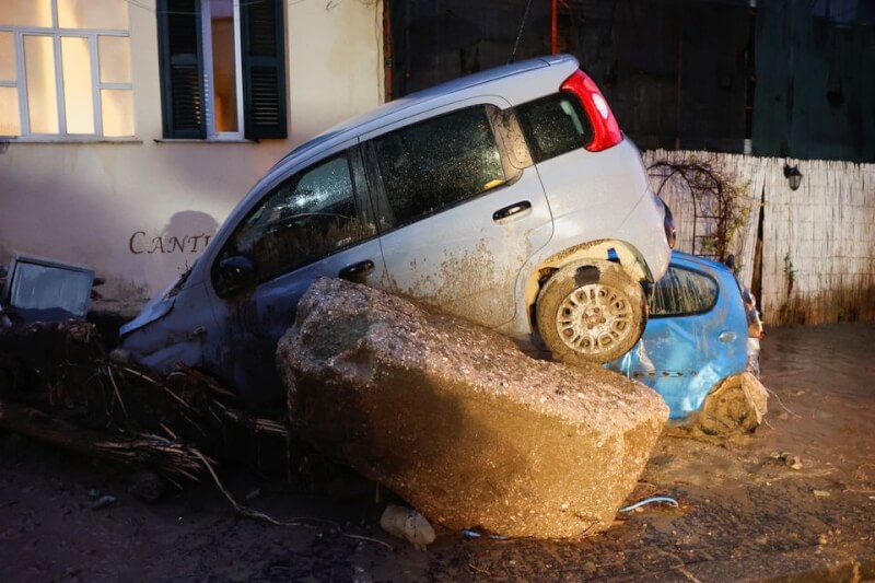義大利南部伊斯契亞島26日發生土石流，造成至少1人死亡、十多人失蹤，路上可見被土石流壓壞的汽車。（路透社）