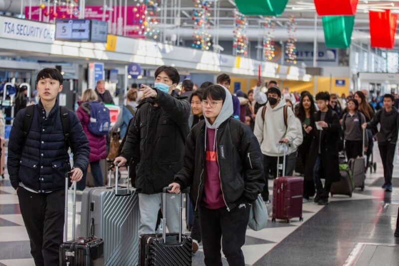 21日芝加哥歐海爾國際機場湧入旅客。（路透社）