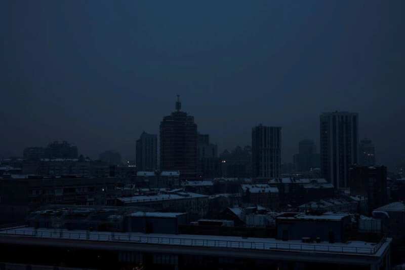 烏克蘭總統澤倫斯基警告，莫斯科肯定會發動新一波飛彈攻擊，未來一週電網將再度承受壓力。圖為23日基輔停電景象。（路透社）