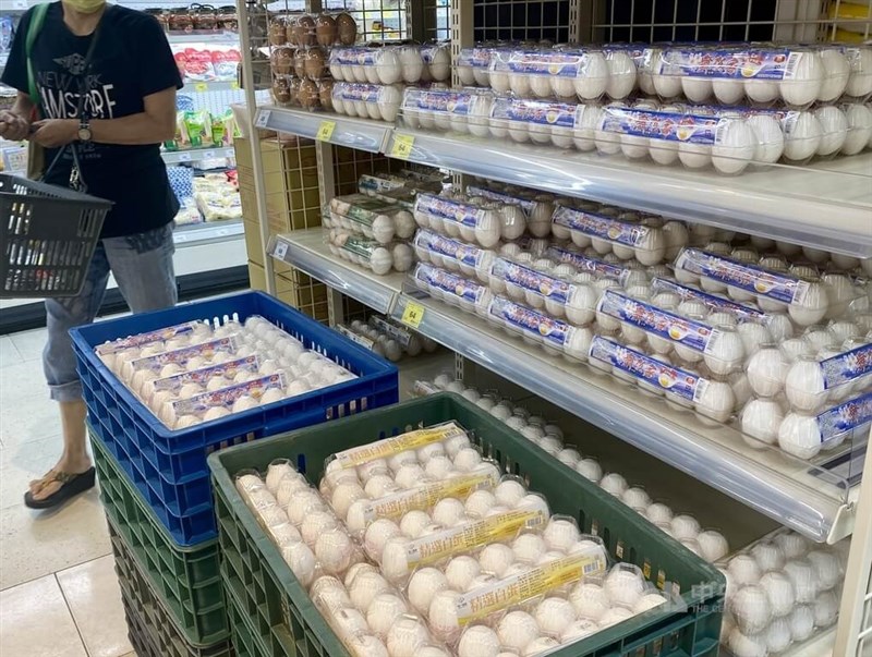 年關接近，雞蛋供應的量、價受關注。農委會29日表示，日產已12萬箱，應不缺。（中央社檔案照片）