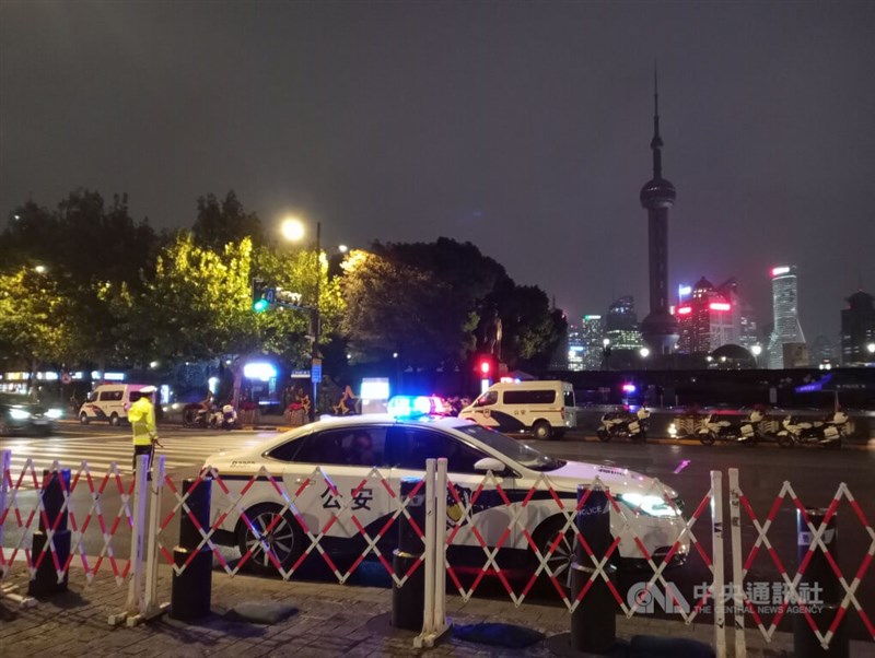 上海市烏魯木齊中路連續2天群聚抗議活動後，上海市區地鐵站出口、街道29日見警率明顯激增，中山東一路旁側停靠多輛警車、警用機車。中央社記者李雅雯上海攝 111年11月29日