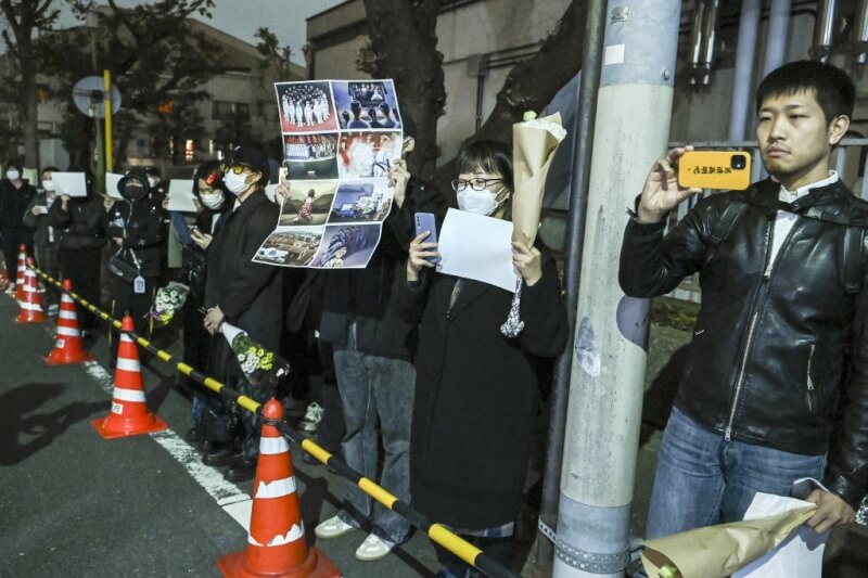 東京民眾28日聚集在中國駐日大使館外，舉起白旗抗議中國防疫政策。（法新社）