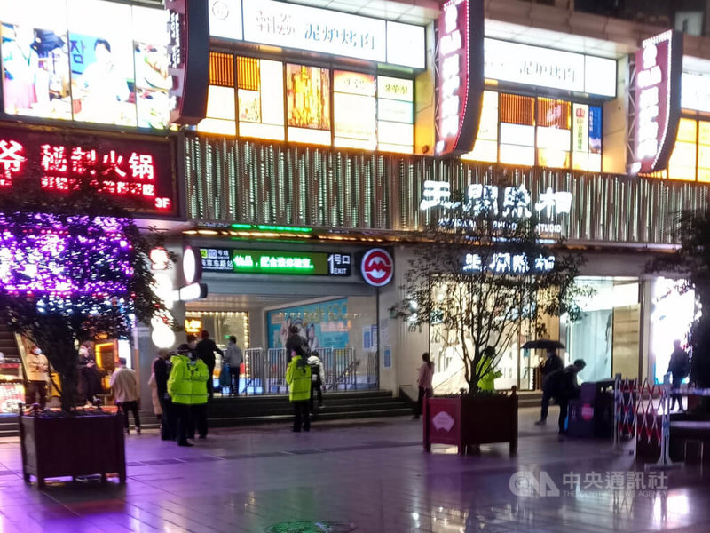 上海市烏魯木齊中路連續2天群聚抗議活動後，上海市區地鐵站出口、街道29日見警率明顯激增，南京東路地鐵站出口可見多名警察。中央社記者李雅雯上海攝 111年11月29日