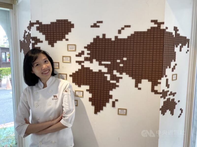 自稱是「母胎巧克力控」的吳葵妮，今年再度在「世界巧克力大賽」中拿下金牌等10個獎項，成為全球獲獎最多的亞裔巧克力工藝師。中央社記者余曉涵攝 111年11月29日