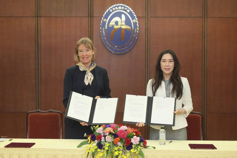 國際組織司司長吳尚年（右）代表台灣與歐銀簽署「平等暨性別行動多邊基金」合作協議。（外交部提供）中央社記者黃雅詩傳真  111年11月29日