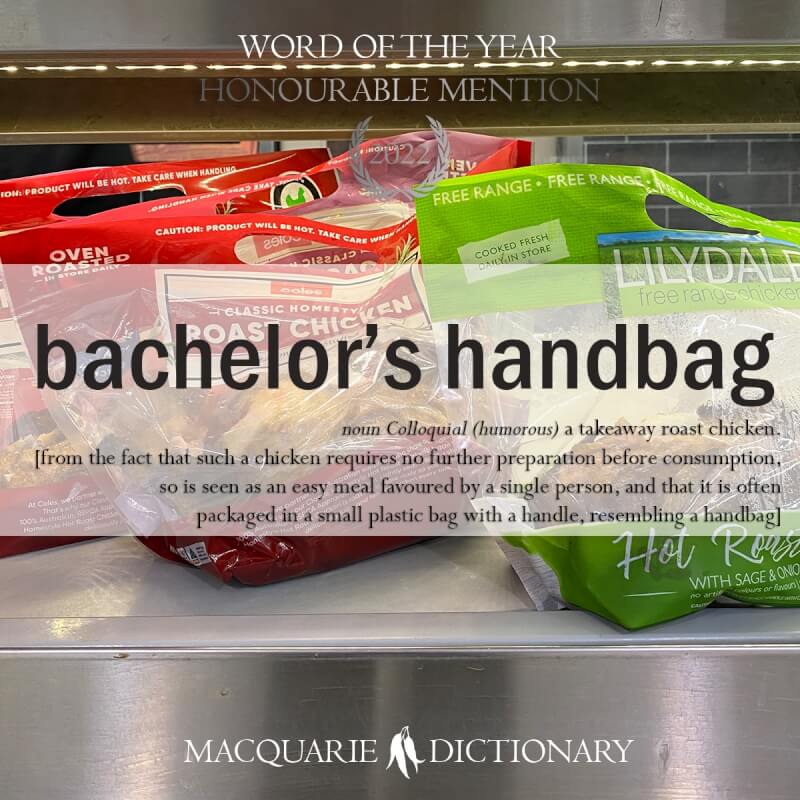 澳洲麥考瑞字典29日公布2022年度新詞彙，「單身漢手提包」獲網友票選為最佳人氣王，這是對外帶烤雞的幽默口語稱呼。（圖取自twitter.com/MacqDictionary）