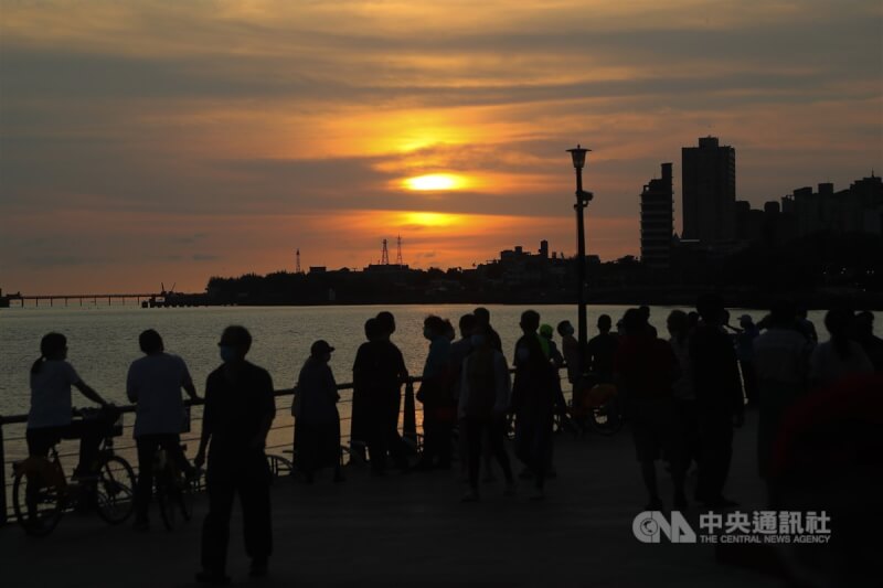 台北市立天文館指出，還沒到冬至，全台29日起就會迎來今年最早天黑時間的日子。圖為淡水河畔湧入觀賞夕陽的遊客。（中央社檔案照片）