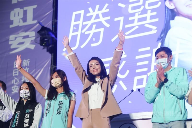 高虹安（右2）26日晚間自行宣布當選，與競選團隊一同上台接受支持者歡呼，也感謝市民朋友相挺。中央社記者王騰毅攝 111年11月26日