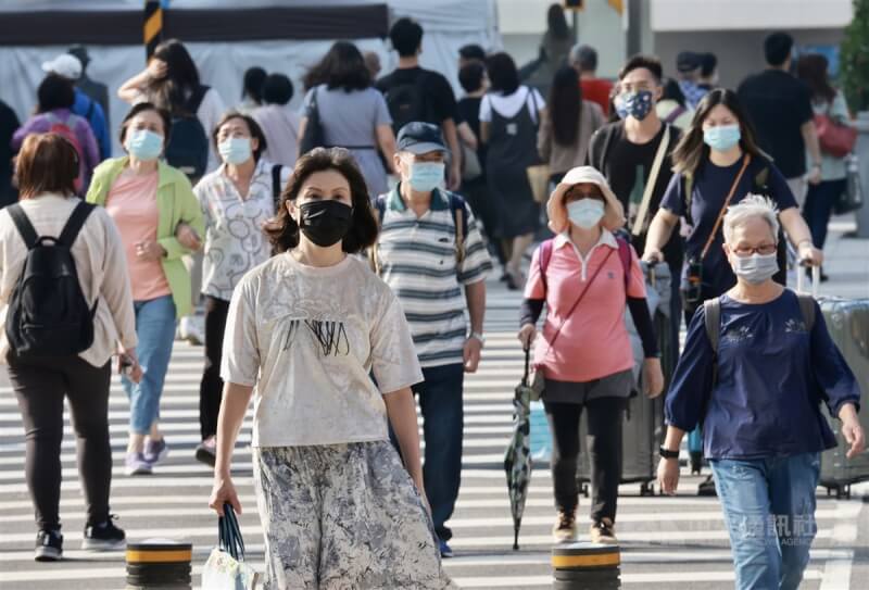 29日新增1萬7240例COVID-19本土病例。圖為民眾戴口罩走在台北市西門町附近街頭。（中央社檔案照片）