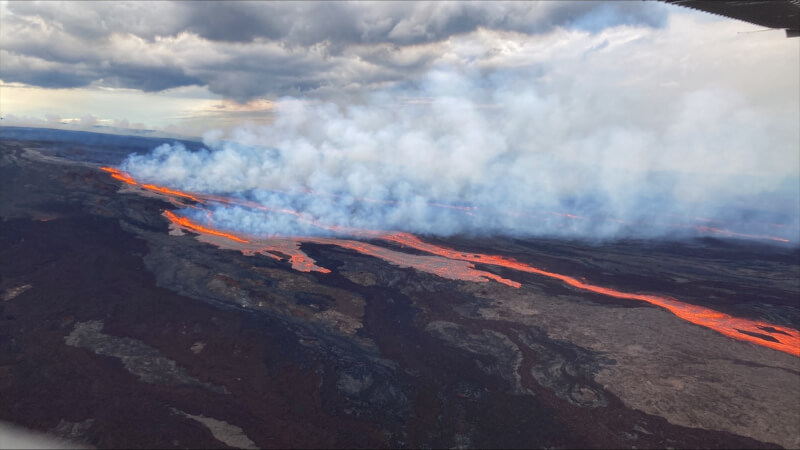 全球最大活火山夏威夷毛納羅亞火山27日開始噴發，近40年首見。（圖取自twitter.com/USGSVolcanoes）