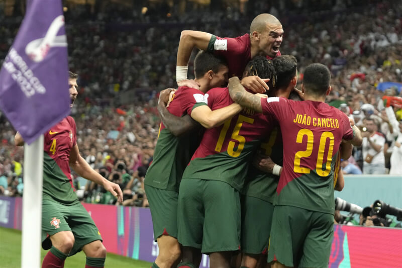 葡萄牙28日以2比0擊敗烏拉圭，成功晉級世足賽16強。（美聯社）