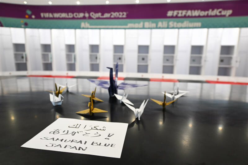 國際足球總會發佈推文，照片中球員更衣室整理乾淨，桌上擺放紙鶴及一張用英文署名「日本藍武士」、寫有日文與阿拉伯文「謝謝」的紙張。（圖取自twitter.com/FIFAWorldCup_JP）
