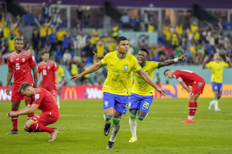 卡塞米羅（前中）28日於小組賽下半場替巴西攻進1球，巴西最終以1比0擊退瑞士。（美聯社）