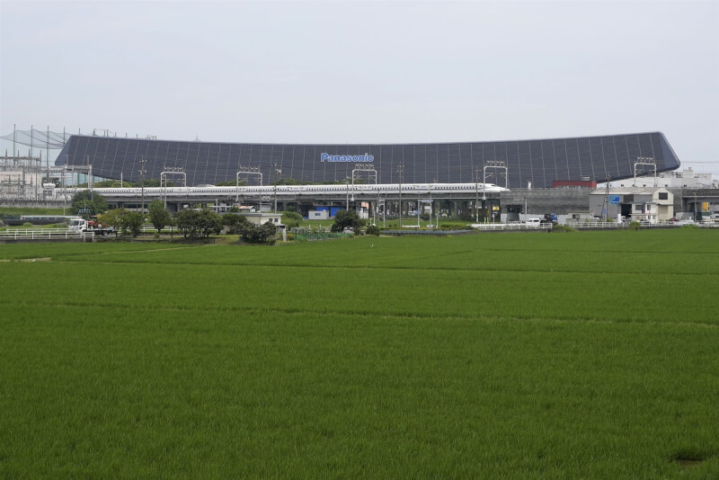 日本三洋電機公司在日本岐阜縣東海道新幹線沿線興建的大型太陽能發電設施「太陽能方舟」（Solar Ark）近期可能面臨拆除。（共同社）
